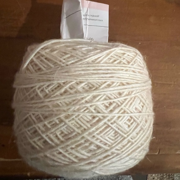 MOONDRAKE Merino-Linen  yarn shawl quantity 4 balls @ 393 yards per ball - Picture 5 of 6